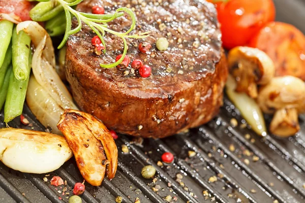 Beff Steak Tournedos, grillezett zöldségekkel — Stock Fotó