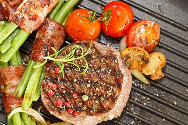 Beff Steak Tournedos mit gegrilltem Gemüse — Stockfoto