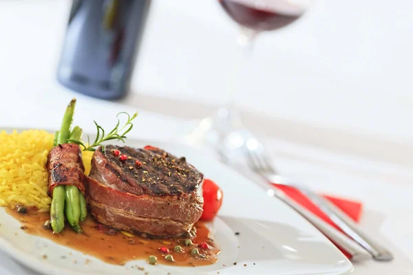 Beff Steak Tournedos, grillezett zöldségekkel — Stock Fotó