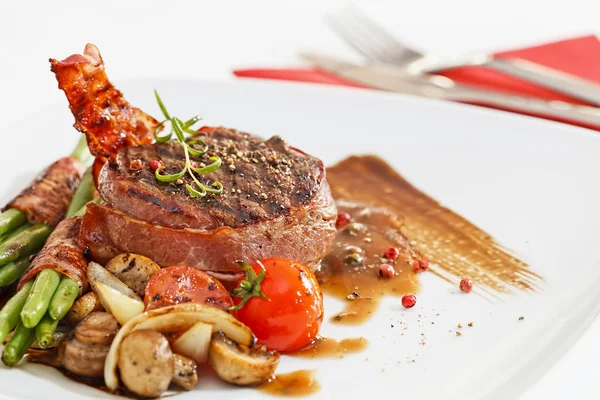 Beff Steak Tournedos mit gegrilltem Gemüse — Stockfoto