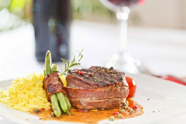 Beff Steak Tournedos, grillezett zöldségekkel — Stock Fotó