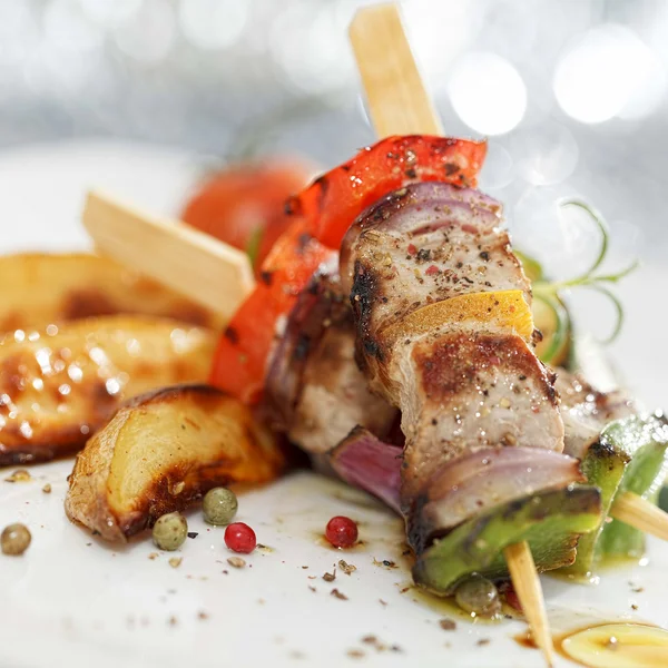 Grilled meat and vegetables — Stock Photo, Image