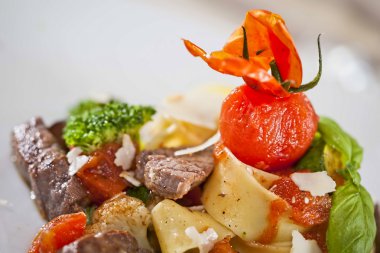 Akdeniz makarna yemek