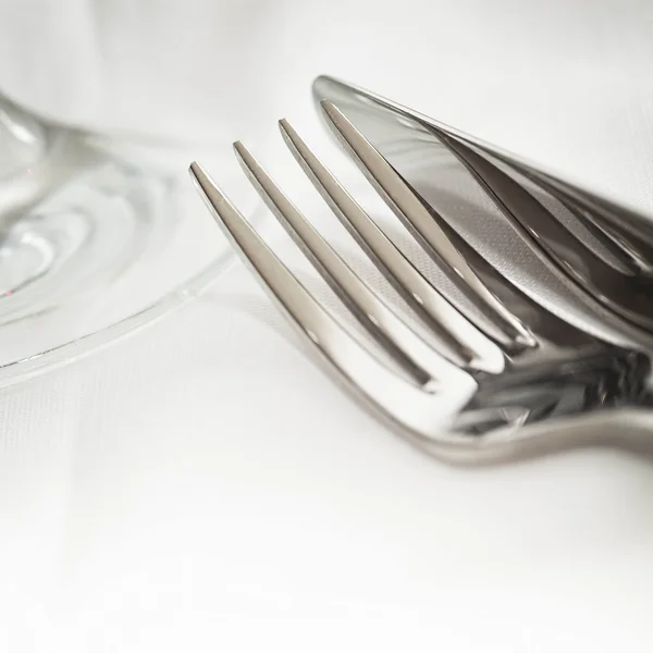 Forchetta e coltello in elegante tavola, con copyspace — Foto Stock
