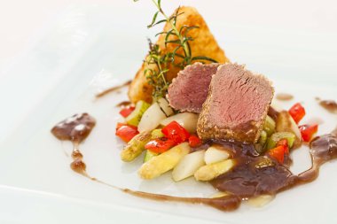 kavrulmuş eyer kuzu yahni kuşkonmaz ve otlar