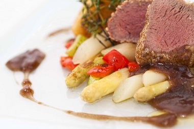 kavrulmuş eyer kuzu yahni kuşkonmaz ve otlar