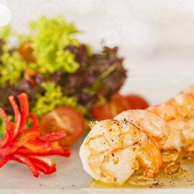 Bitki ve baharatlı kızarmış siyah kaplan karidesi.