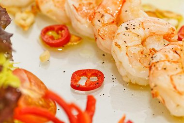 Bitki ve baharatlı kızarmış siyah kaplan karidesi.