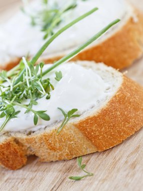 baget üzerinde taze krem peynir