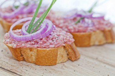 Ekmek ile kıyılmış domuz (Alman antipasti)