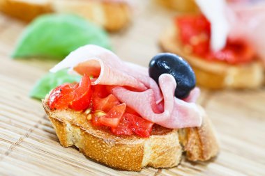 İspanyol serrano jambonu ile ekmek dilimleri