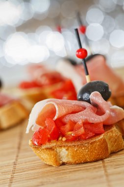 İspanyol serrano jambonu ile ekmek dilimleri