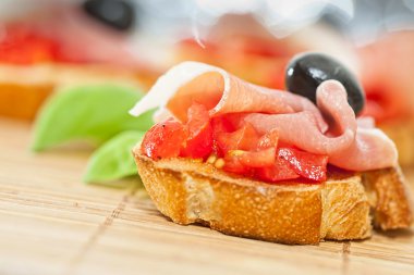 İspanyol serrano jambonu ile ekmek dilimleri