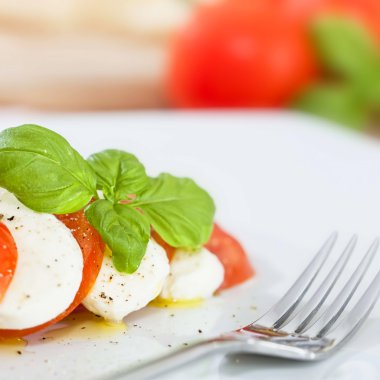 Klasik caprese salatası