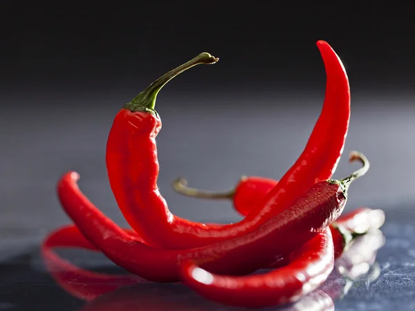 Chilipepper på svart bakgrunn – stockfoto