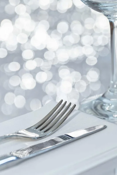 Forchetta e coltello in elegante tavola con sfondo festivo — Foto Stock