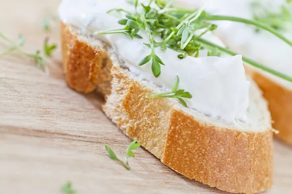 Frischkäse auf Baguette — Stockfoto