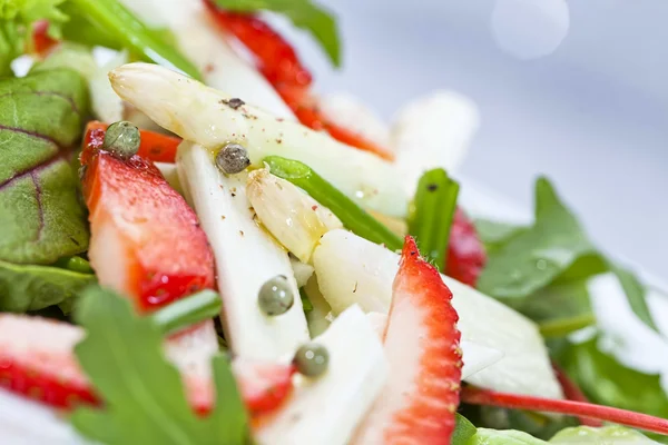 Fräsch sallad med jordgubbar och sparris — Stockfoto