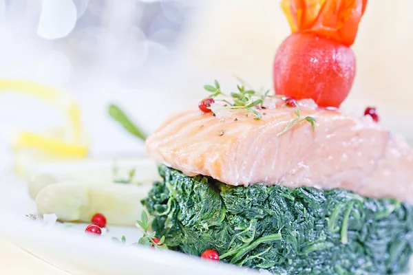 Salmon steak on spinach — Stock Photo, Image