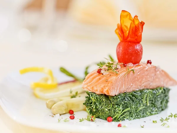 Filete de salmón sobre espinacas — Foto de Stock