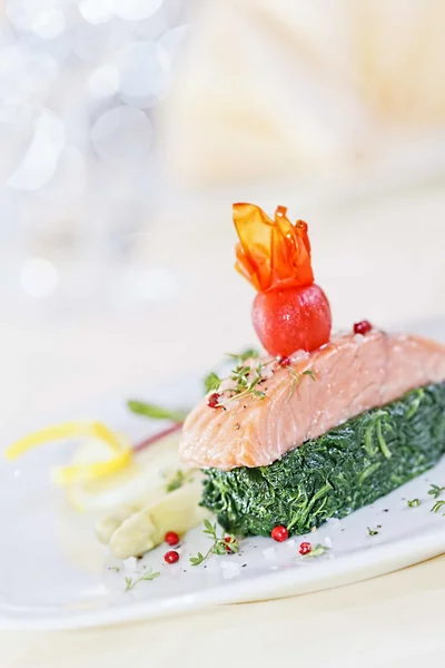Filete de salmón sobre espinacas — Foto de Stock