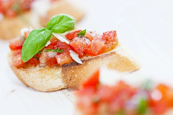 Fresco caseiro crocante italiano antipasto chamado Bruschetta coberto Imagens Royalty-Free