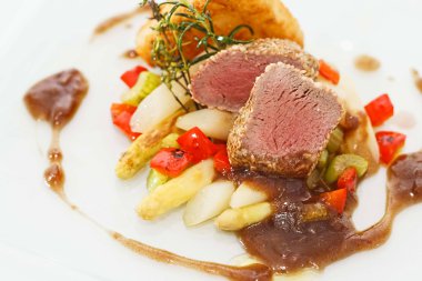 kavrulmuş eyer kuzu yahni kuşkonmaz ve otlar