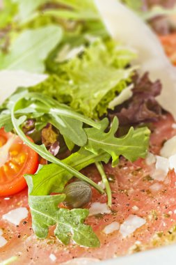 Dana carpaccio parmesan peyniri ile