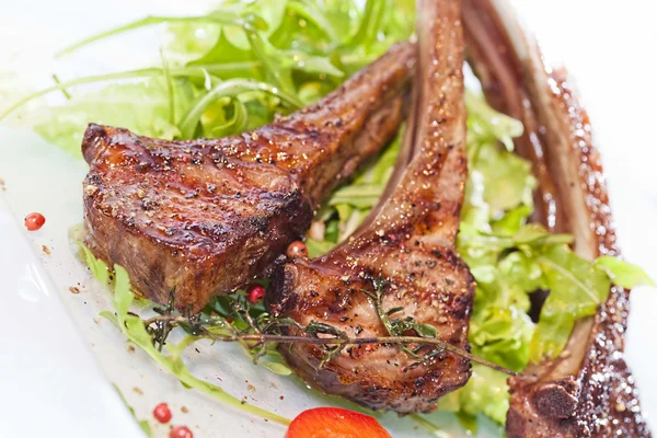 Chuletas de cordero asadas con ensalada de ruccola fresca —  Fotos de Stock