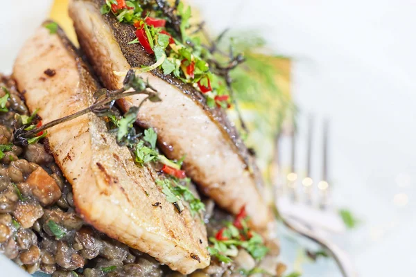 Filete de salvenio al horno en ensalada de lentejas — Foto de Stock