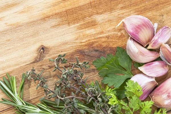 Hierbas sobre fondo de madera — Foto de Stock