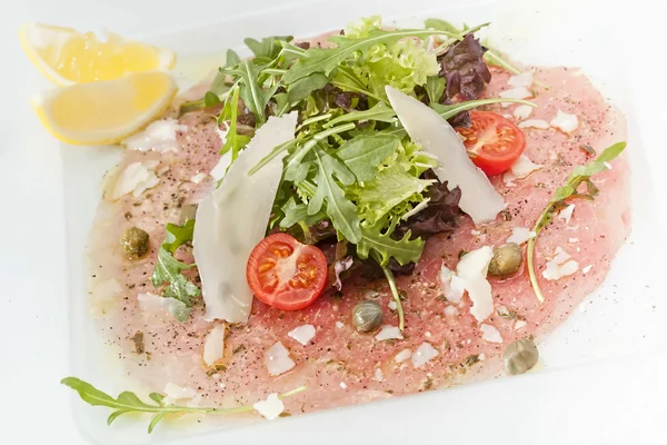 Biff carpaccio med parmesanost — Stockfoto