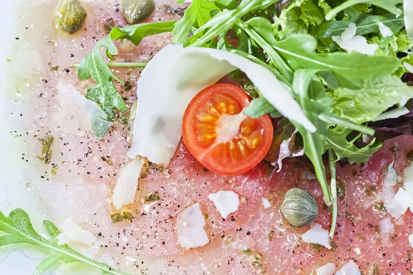 Carpaccio de Carne con Queso Parmesano — Foto de Stock