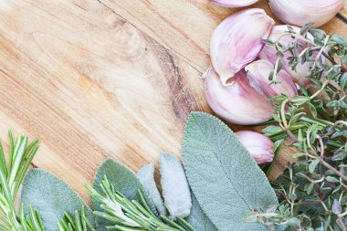 ahşap zemin üzerinde otlar