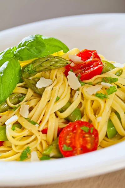 Tagliarini pasta med sparris och körsbärstomat — Stockfoto