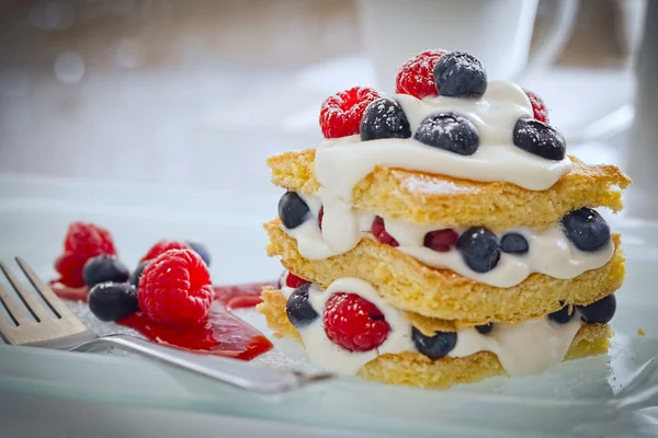 Pastel con frutas frescas — Foto de Stock