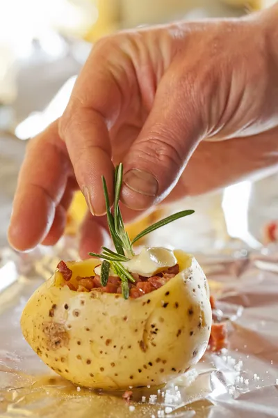 Kocken förbereder läckra potatis mat i köket — Stockfoto