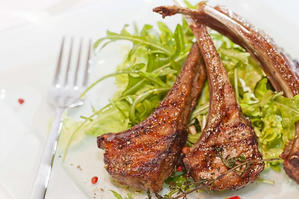 Chuletas de cordero asadas con ensalada de ruccola fresca —  Fotos de Stock