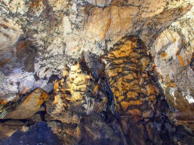 Mağarada sarkıtlar var.