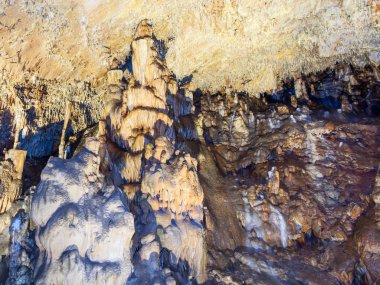 Mağarada sarkıtlar var.