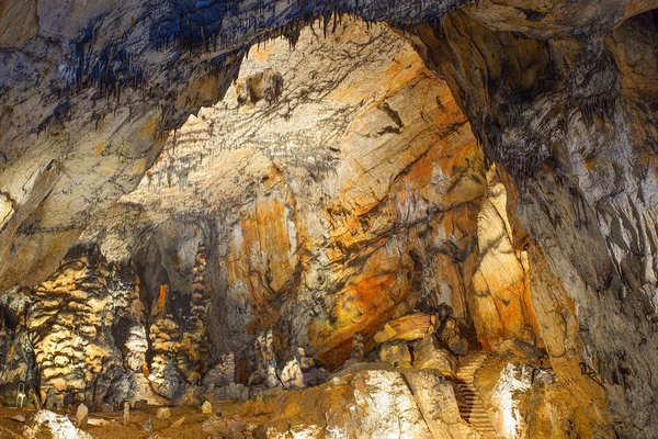 Estalactites na caverna — Fotografia de Stock