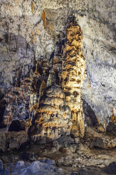 Estalactitas en la cueva — Foto de Stock