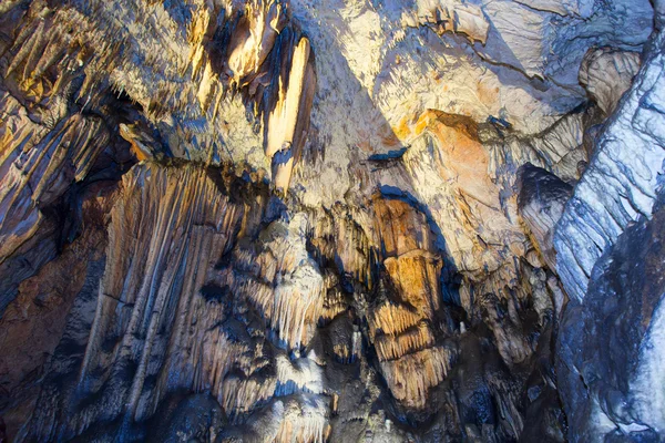 Estalactitas en la cueva — Foto de Stock