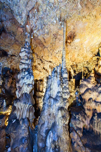 Estalactitas en la cueva — Foto de Stock