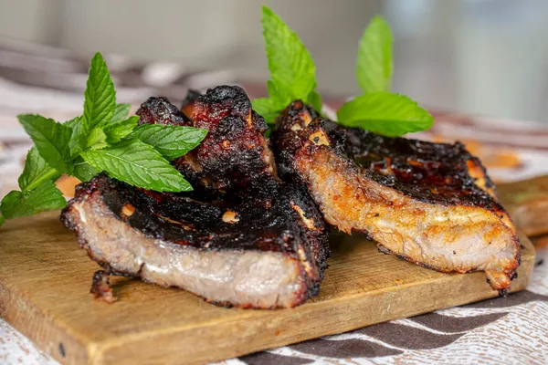 Filete a la parrilla con tallos de menta en tabla de cortar de madera. — Foto de Stock