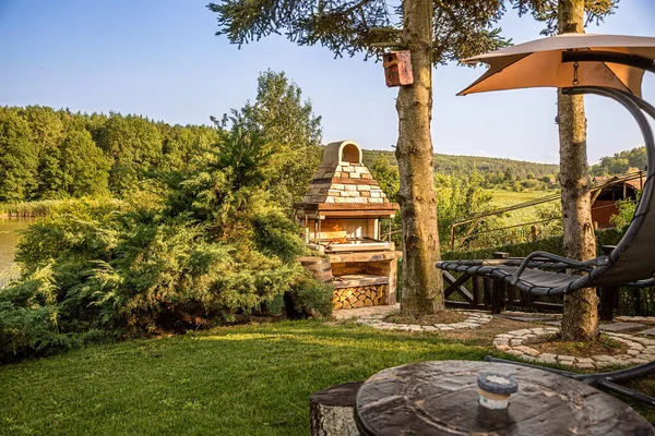 Büyük Barbekü Açık Şöminesi ve Barbekü Yemekleri. BBQ Grill 'in dışında. Summer Kitchen 'ı aç. Arka bahçedeki tuğlalardan yapılmış ızgara..