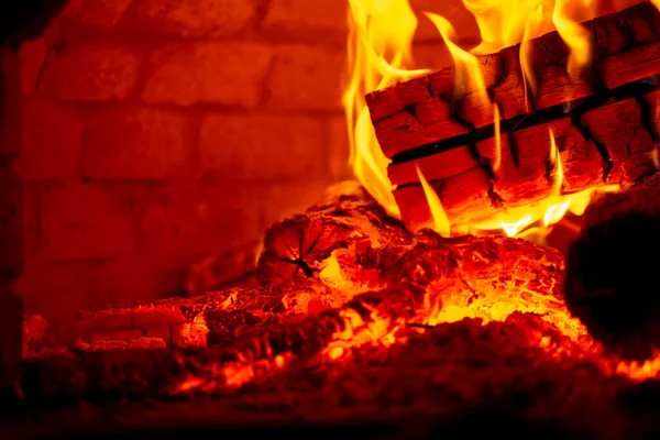 燃烧的木材在壁炉特写. — 图库照片