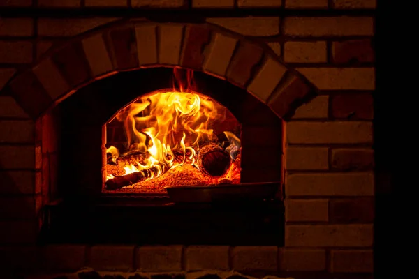 Brandende log van hout in een open haard close-up. Stockfoto