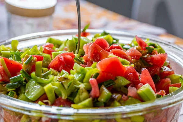 Traditionele Bulgaarse salade met tomaten, komkommer en peper. Stockfoto
