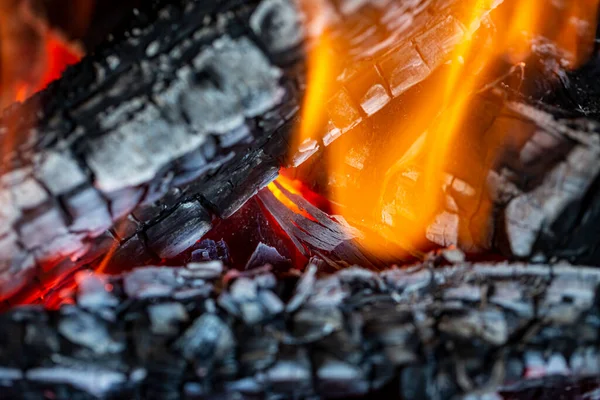 Barbeküde şöminede odun yakmak..